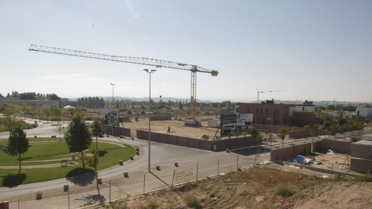 Vista d’una promoció de cinc cases unifamiliars d’alt nivell iniciada recentment a la zona d’expansió de Ciutat Jardí.