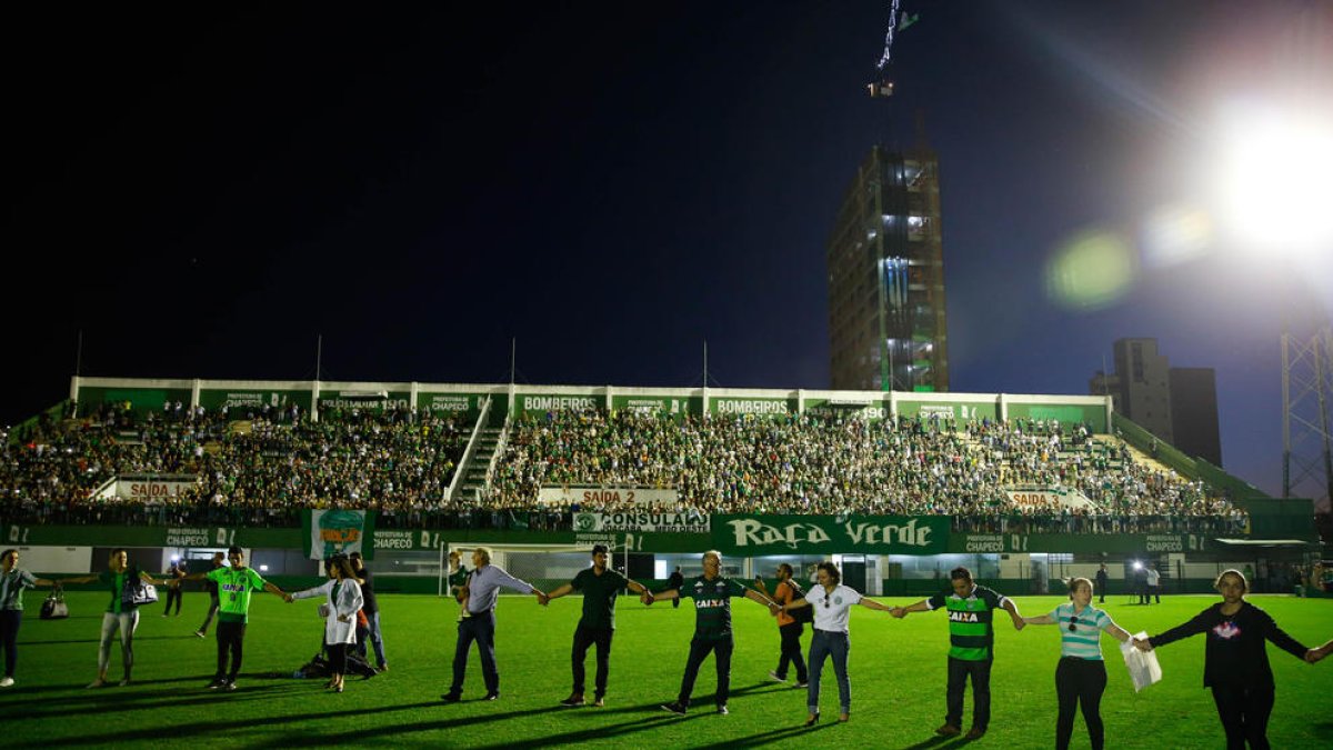 Miles de aficionados rindieron ayer un improvisado y emotivo homenaje al Chapecoense en su casa.