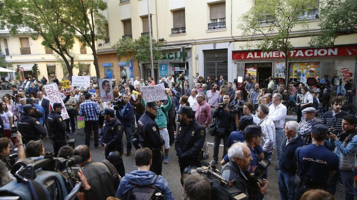 Operatiu policial als voltants de la seu del PSOE al madrileny carrer de Ferraz.