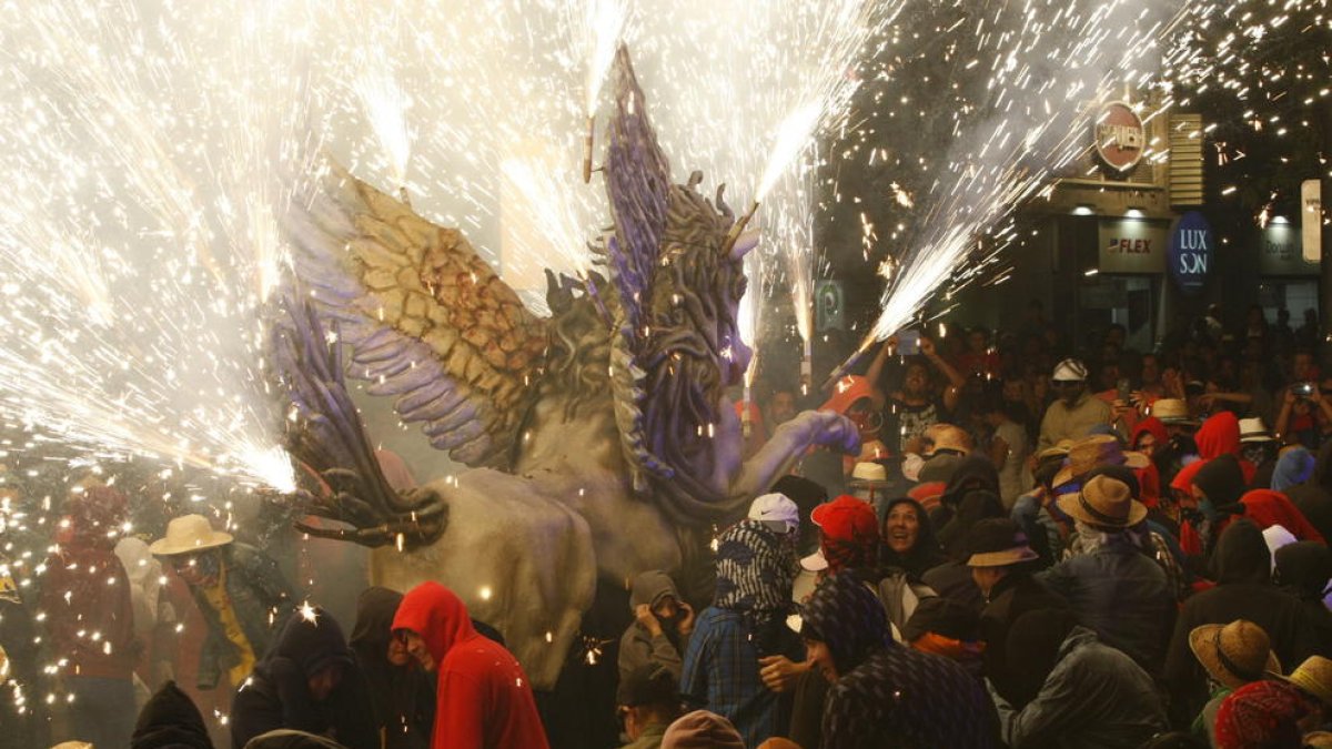 El Pegàs de l’Hospitalet, una de les bèsties que ahir van protagonitzar la XX Gran Nit de Foc de Lleida.