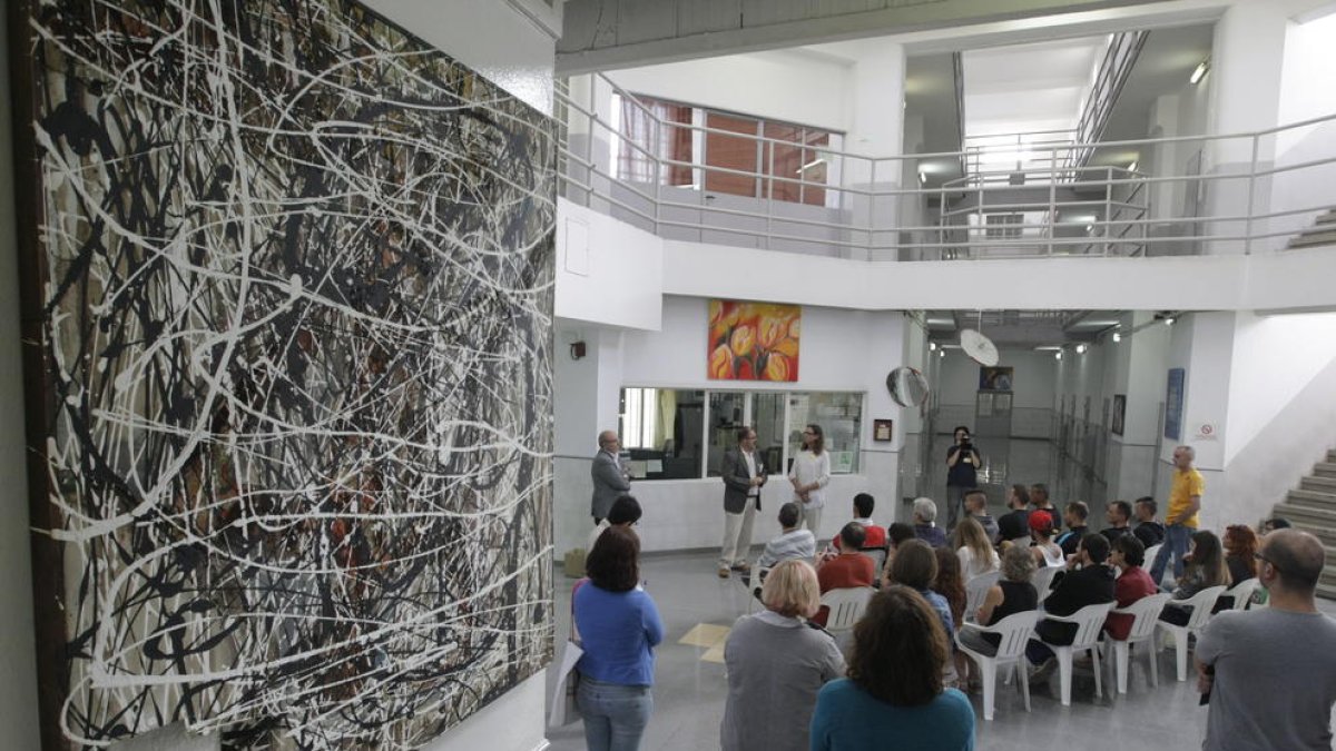 Un moment ahir de la inauguració de l’exposició ‘In/Out’ amb artistes, familiars, autoritats i reclusos al Centre Penitenciari de Ponent.