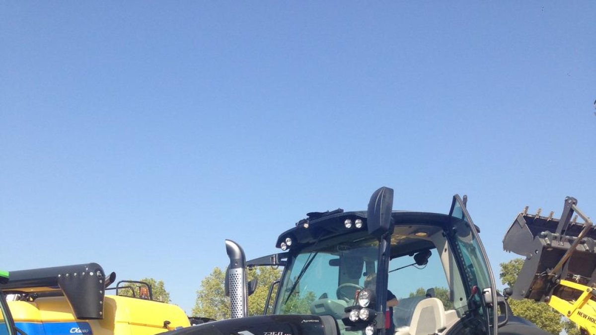 Ramon Millá, davant d’un dels tractors més moderns de la fira. Pocs nens es van resistir a pujar a un flamant vehicle agrari.