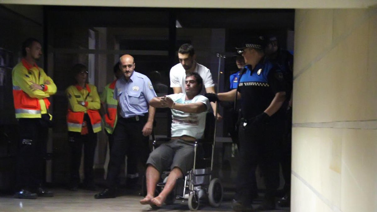 Alejandro Ruiz, en cadira de rodes després de ser detingut el 2014.