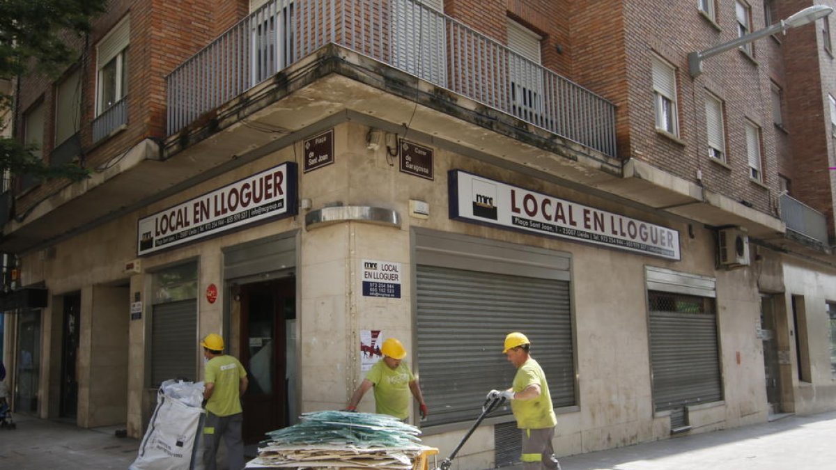 Operaris treballen al local de l’antiga pastisseria Torres.