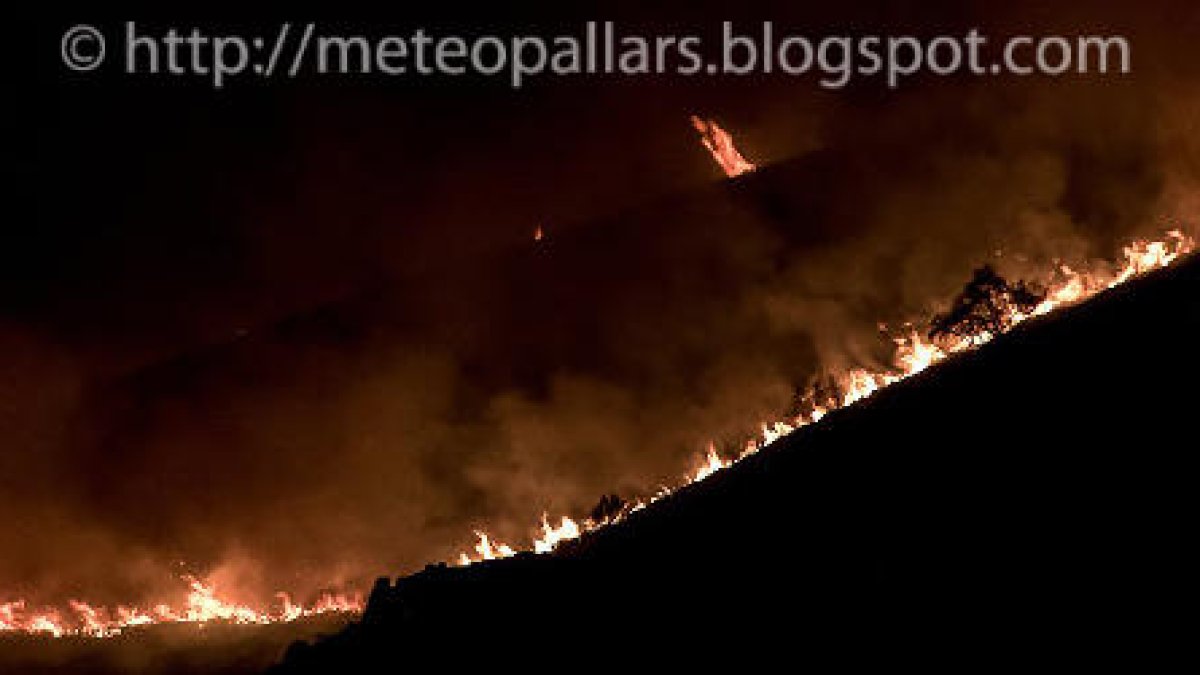 Imatge de l’incendi de la Guingueta d’Àneu presa dilluns a la nit.