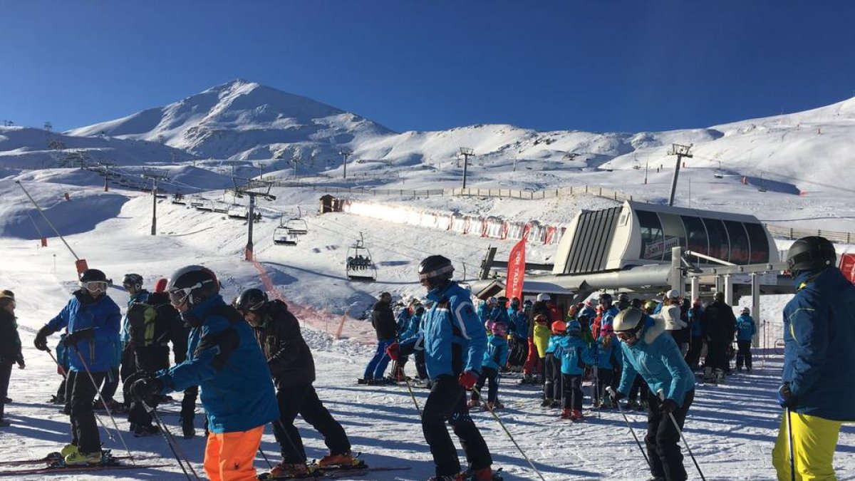 L’estació de Baqueira, la primera a obrir la campanya, ahir a les pistes de la cota 1.500.