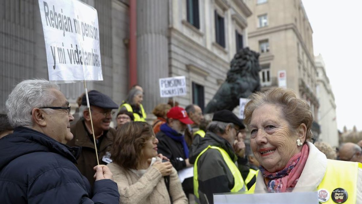 Mobilització de pensionistes ahir a les portes del Congrés en defensa de la prestació.