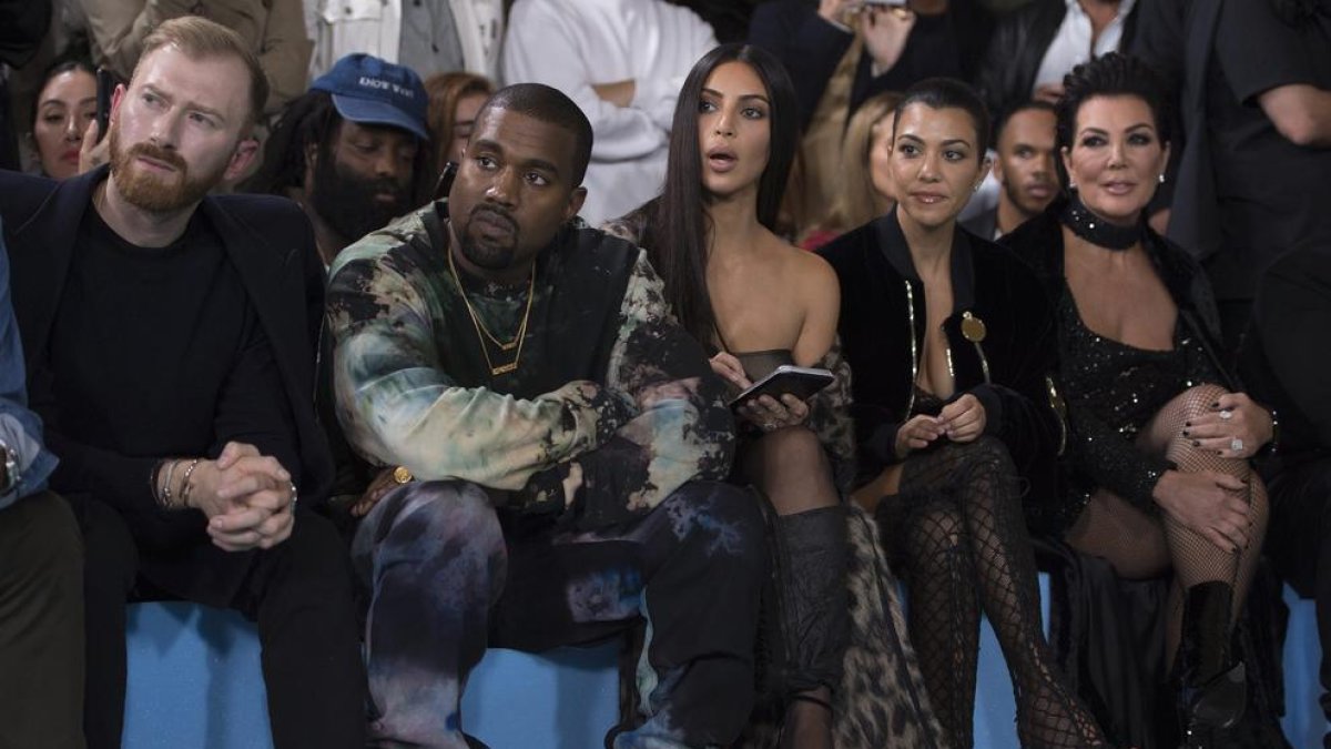El cantant nord-americà Kanye West, la seua esposa Kim Kardashian (centre), Kourtney Kardashian i Kris Jenner durant la passarel·la d'Off-White.