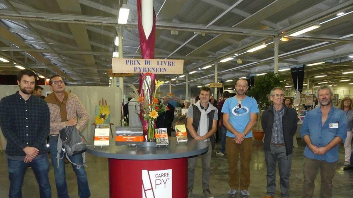 Pep Coll, segon per la dreta, dissabte al Salon du Livre Pyrénéen, a Bagnères-de-Bigorre.