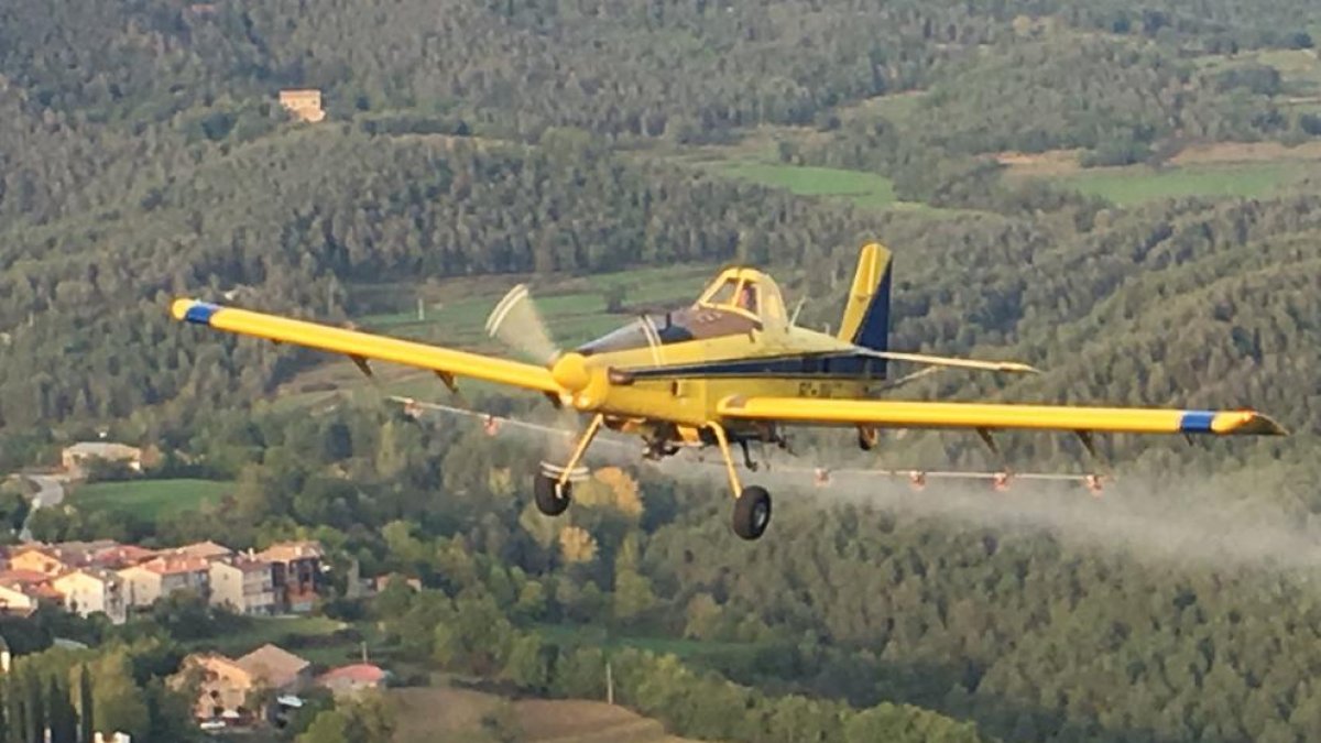 Una avioneta fumigando en la comarca del Solsonès. 