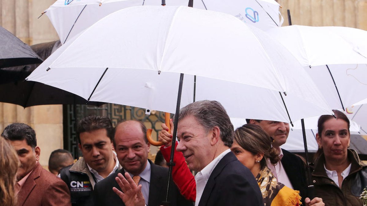 El president colombià, Juan Manuel Santos, quan anava a votar aquest diumenge a Bogotà.