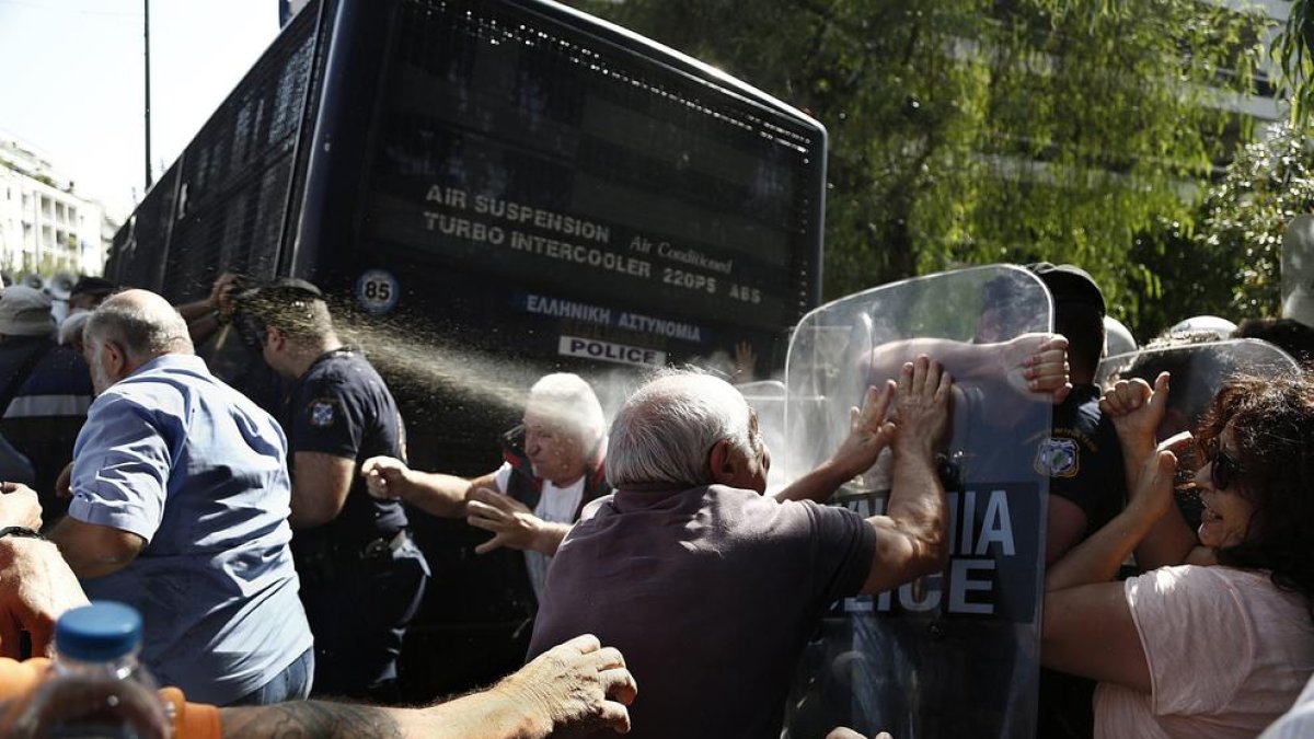 Pensionistes es van enfrontar ahir a policies grecs a Atenes.