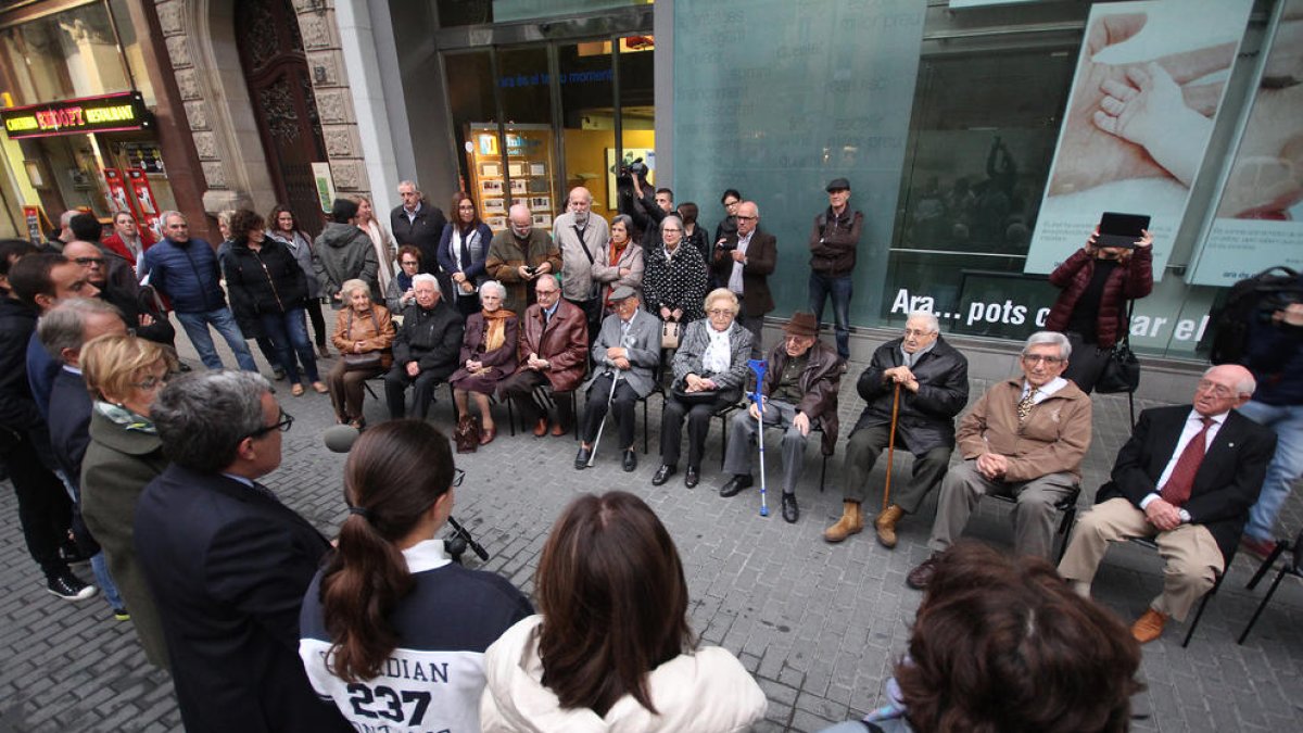 Supervivents del bombardeig escolten les paraules de les autoritats durant l’acte d’homenatge.