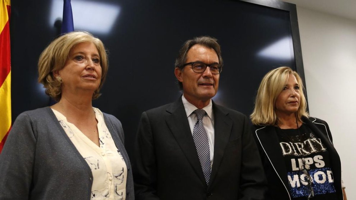 Irene Rigau, Artur Mas i Joana Ortega, en la compareixença d’ahir a Barcelona al conèixer la petició de la Fiscalia.