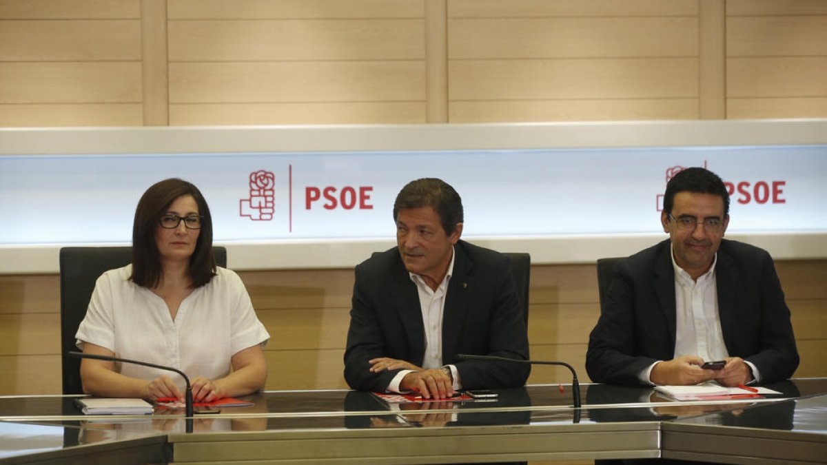 El president de la gestora del PSOE, Javier Fernández, al centre de la imatge.