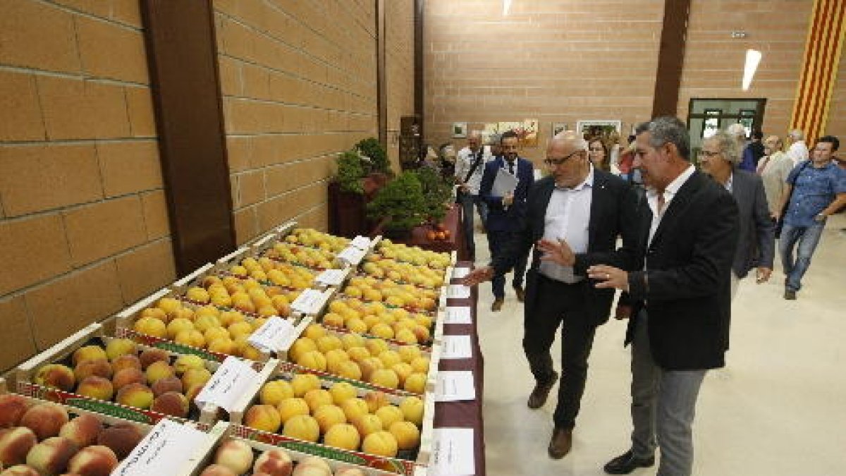 El conseller Jordi Baiget i l’alcalde d’Ivars de Noguera, Josep Magrí, a la Fira Tast del Prèssic.