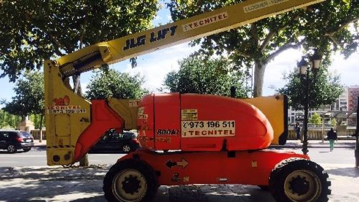 La Urbana va usar una plataforma elevadora per retirar la bandera.