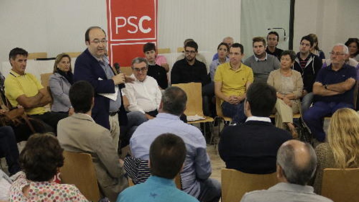 Iceta s’adreça als militants de Lleida a l’IMAC, davant de la mirada del president del partit, Àngel Ros.