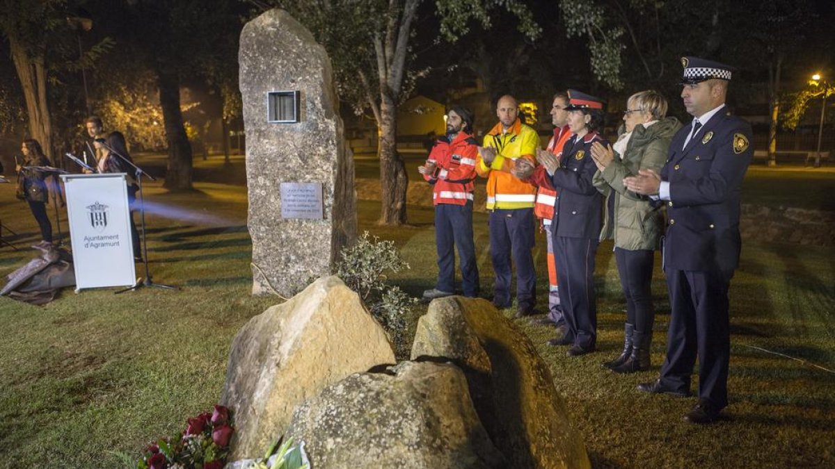 Agramunt va descobrir ahir un monòlit en memòria dels damnificats de la riuada del 3 de novembre del 2015.