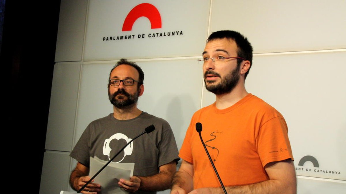 Els diputats de la CUP Benet Salellas i Albert Botran, ahir al Parlament de Catalunya.
