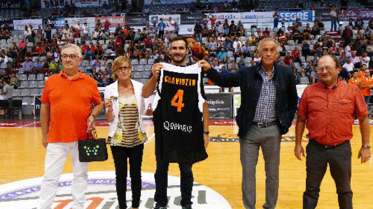 Saül Craviotto va rebre una samarreta de l’Actel Lleida i l’homenatge del públic del Barris Nord.