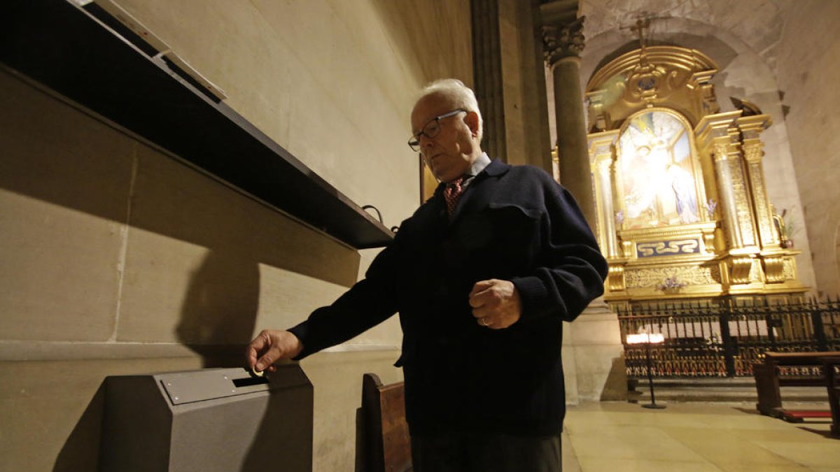 Un feligrès dipositant ahir a la tarda una moneda a la Catedral Nova de Lleida.