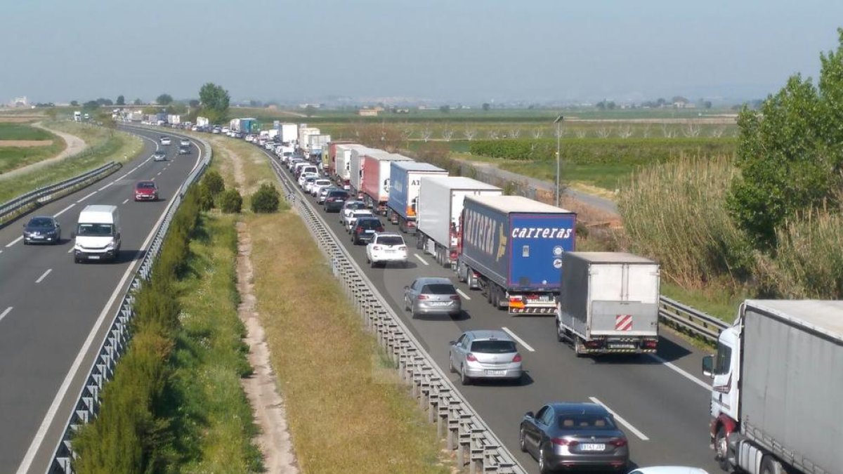 Cues a l'A-2 en sentit Lleida per l'accident d'un camió a Sidamon.