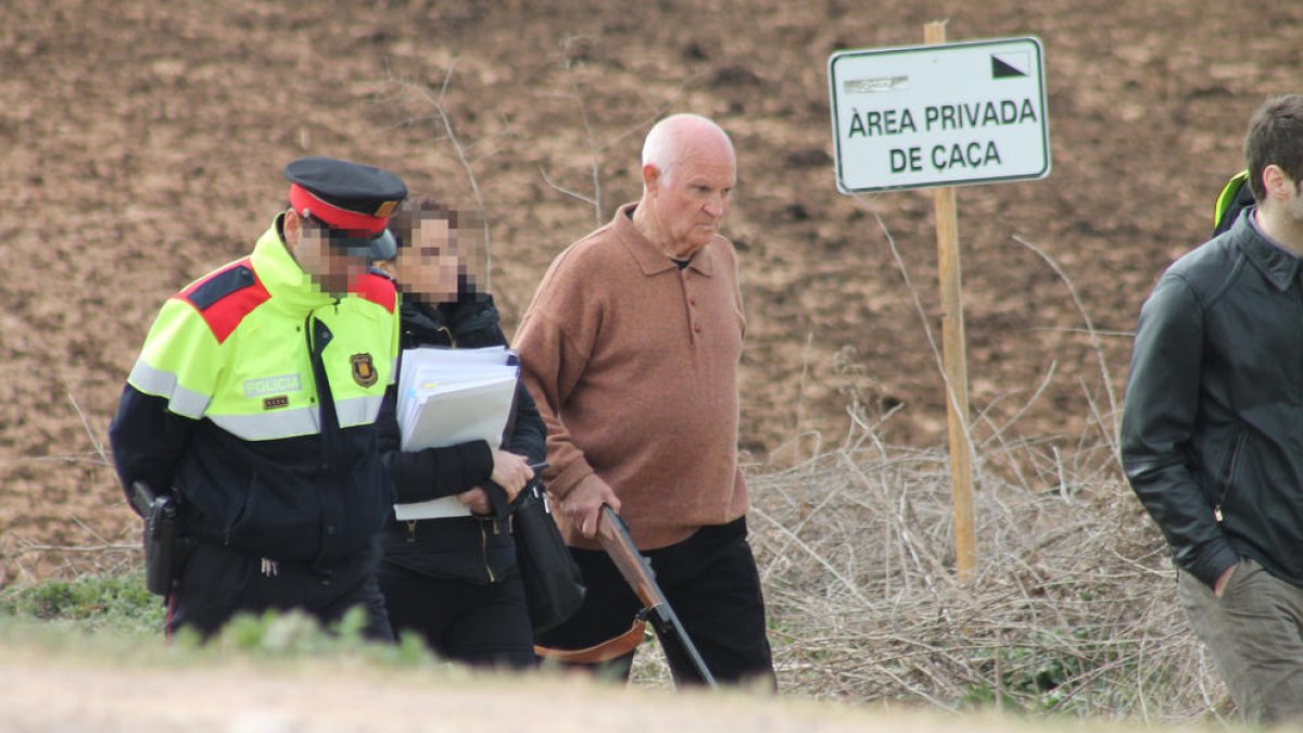 Francisco Martín Pérez amb la seua escopeta el dia de la reconstrucció del crim.