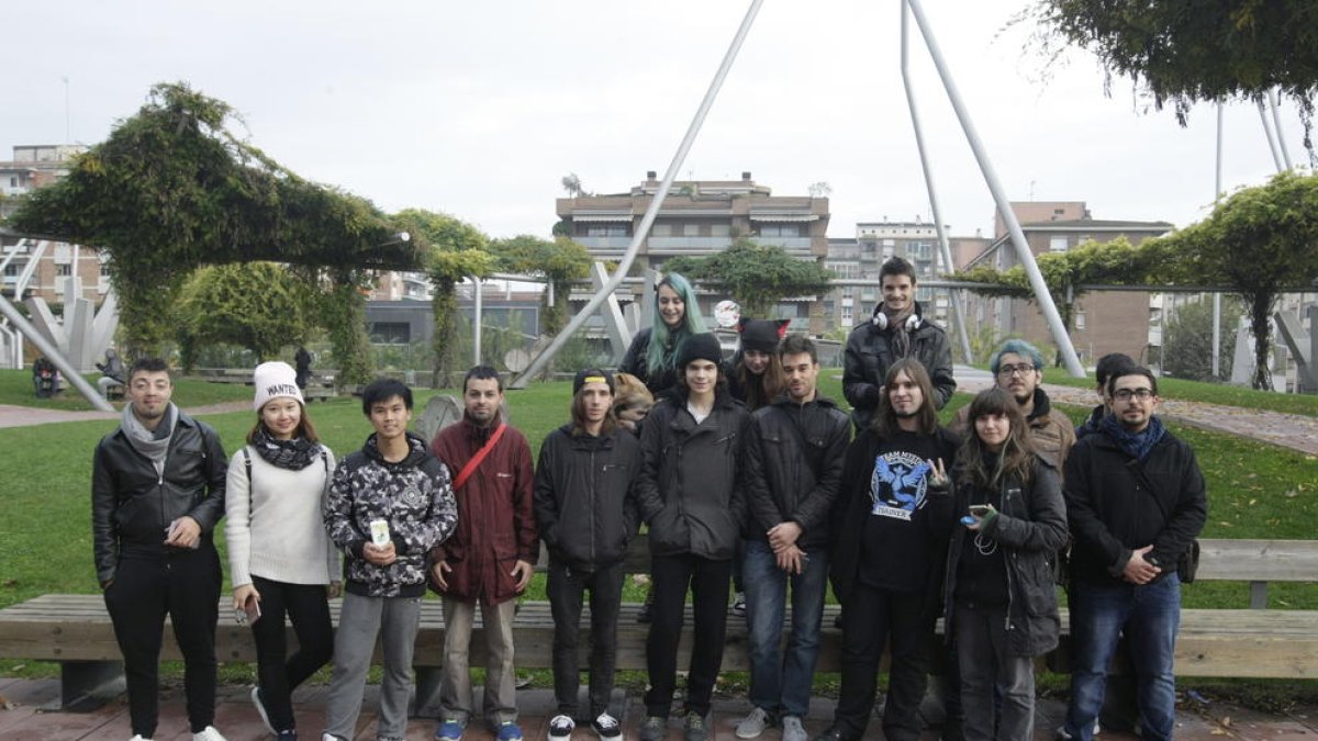 Participantes del encuentro, ayer, antes de iniciar la ruta en la plaza Blas Infante de Cappont.