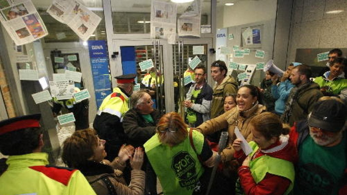 Imatge d’arxiu del desallotjament de l’oficina de rambla Ferran.