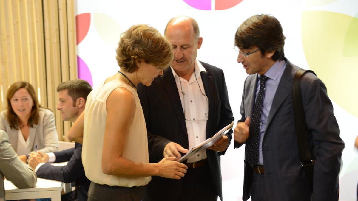 La ministra García Tejerina amb el director d’Afrucat, Manel Simón (dr.), ahir a Fruit Attraction.