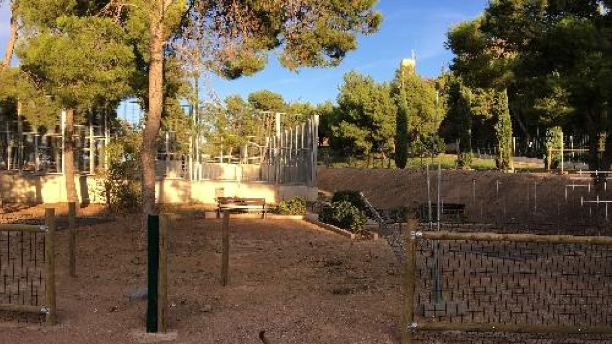 La zona tancada per a gossos que la Paeria habilita al parc de Santa Cecília.