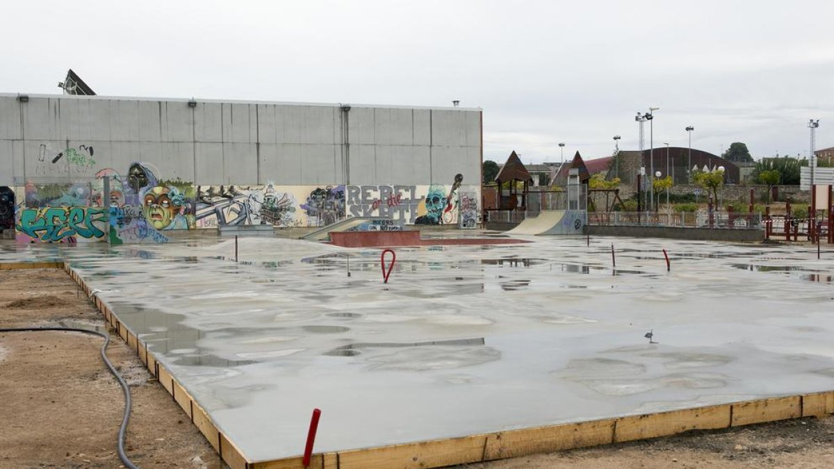 Les obres de les dos pistes de pàdel a la zona de la piscina.