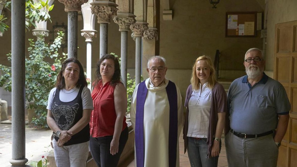 Les editores, Annabel Encontra i Alexandra Cuadrat; el pare Gallego, l’autora, Teresa Porqueras; i el fotògraf, Llorenç Melgosa.