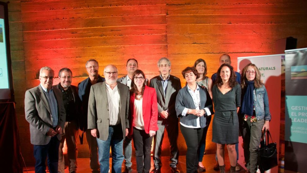 Foto de família de la presentació del projecte Espais Naturals de Ponent d’ahir al Cogul.