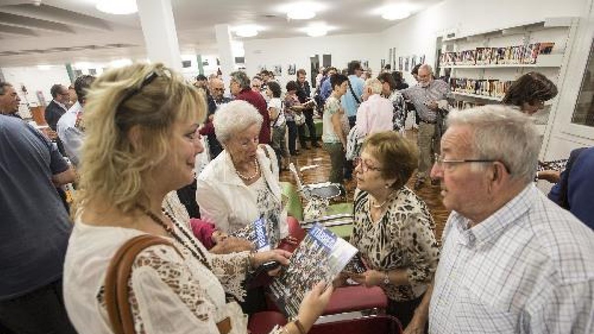 Un centenar de persones van anar ahir a l’estrena de la renovada ‘Nova Tàrrega’ i de l’exposició a la Biblioteca Comarcal de l’Urgell.