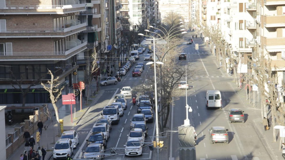 Vista del tram inicial de Prat de la Riba amb la mitjana.