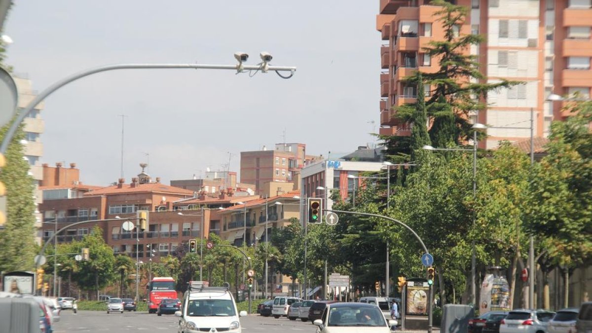 Uno de los semáforos con cámara de Lleida.