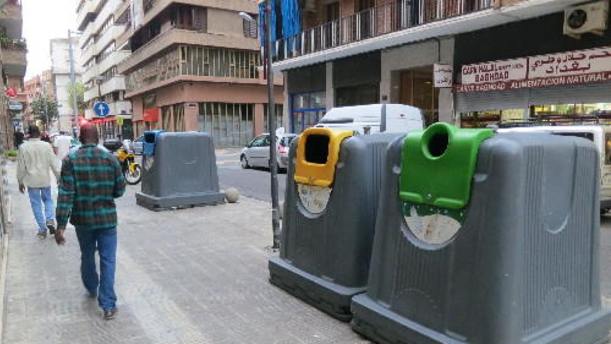 Contenidors de reciclatge separats dels d’escombraries i orgànica.