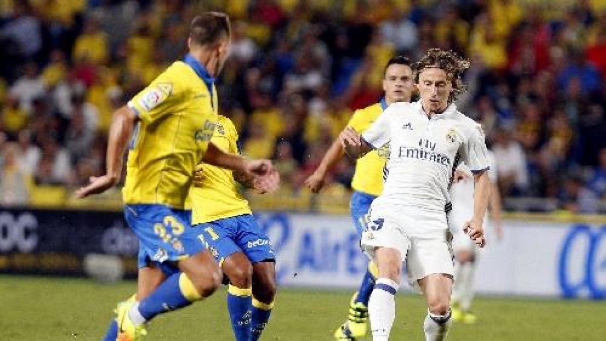 Luka Modric condueix la pilota davant la pressió dels canaris. 