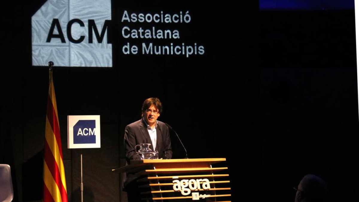 El president de la Generalitat, Carles Puigdemont, durant la clausura de l’assemblea de l’ACM.