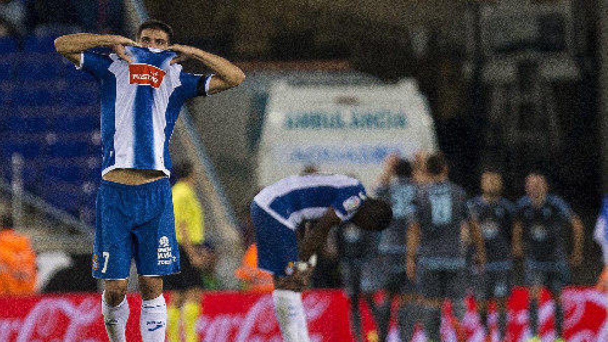 Els jugadors de l’Espanyol es lamenten després d’encaixar el primer gol davant del Celta.