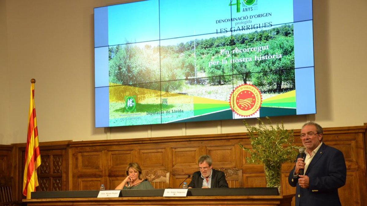 Imatge d’un moment de la presentació del llibre de la DO Garrigues, amb Joan Segura i Joan Reñé.