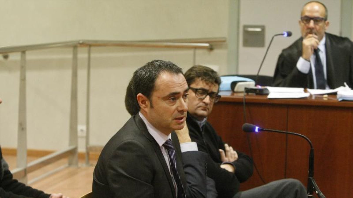 Jordi Alcalà, en primer terme, durant el judici a l’Audiència.