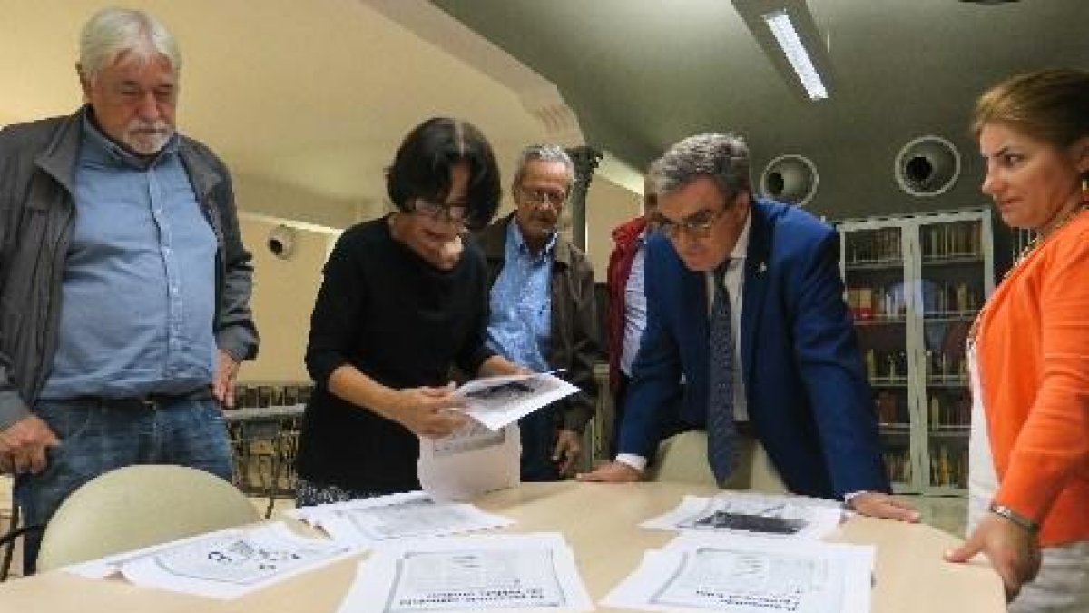 L’alcalde, Àngel Ros, ahir amb els fills d’Antoni Blàvia contemplant la documentació del jurista.