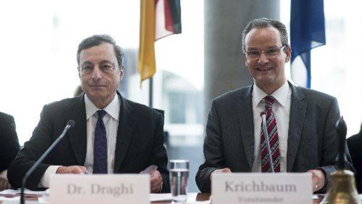 Draghi i l’alemany Gunther Krichbaum, ahir al Bundestag.