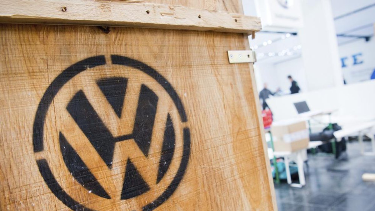 El logo de Volkswagen en una caja.