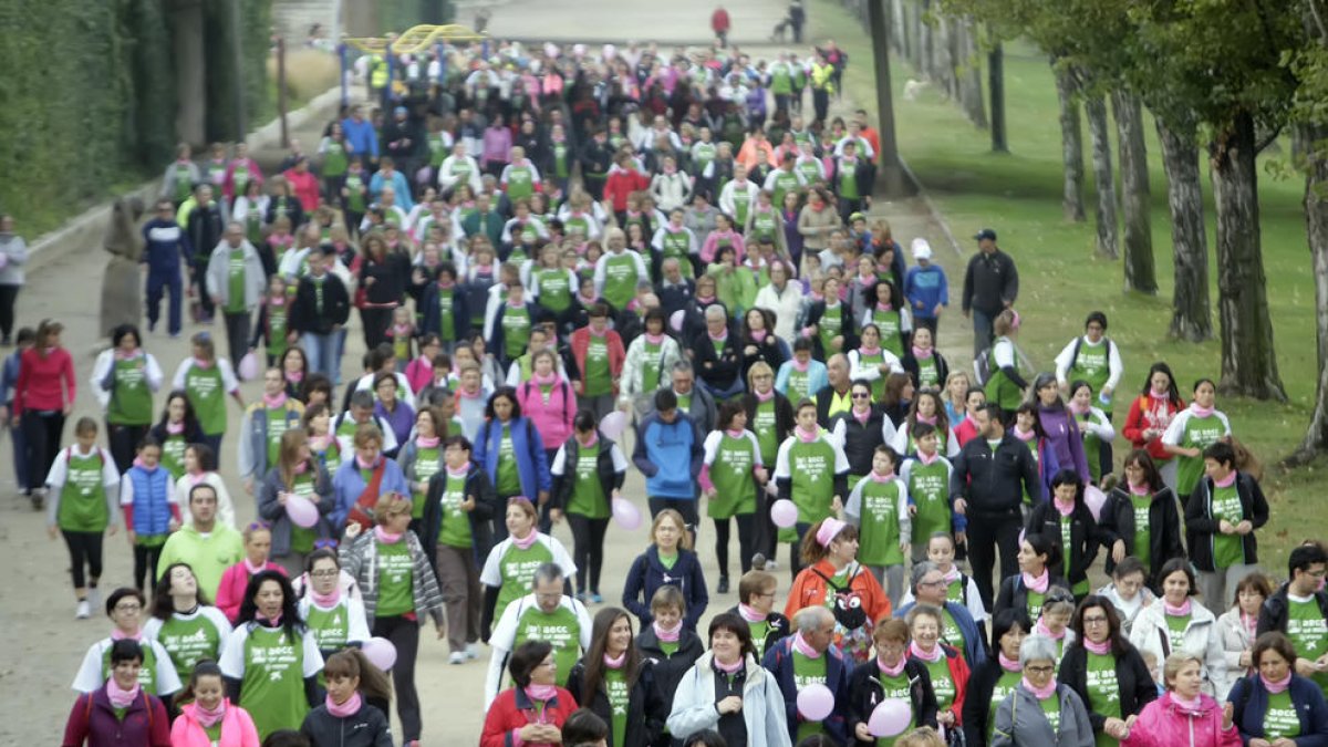 Una caminata contra el cáncer de mama en Lérida.