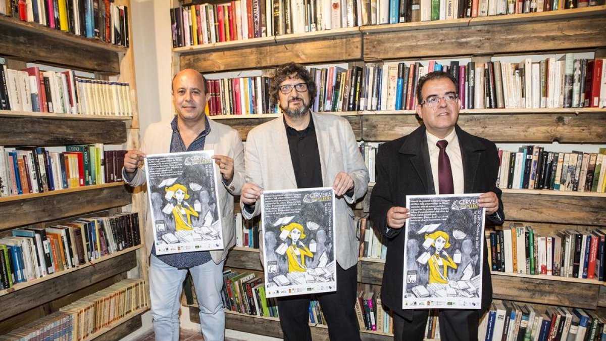 L’alcalde de Cervera, Ramon Royes, el regidor Jaume Rosich i un dels organitzadors, Enric Bono.