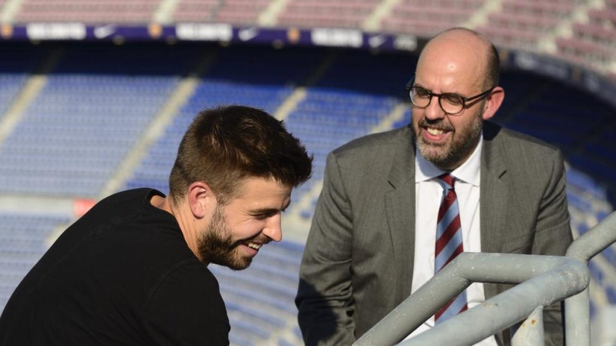 El central del Barça Gerard Piqué i el periodista de RAC1 Jordi Basté, al Camp Nou.